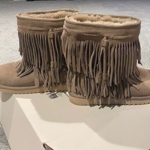Koolaburra Suede Ankle Boots
Brown
Round-Toes with Fringe Trim Accent size 9